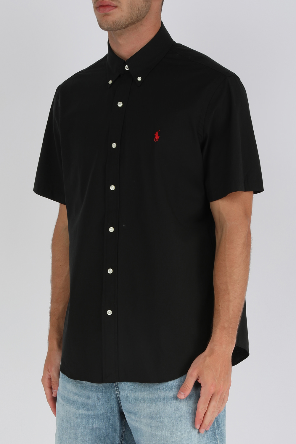 תמונת דוגמן קידמית של חולצה מכופתרת קצרה שחורה עם לוגו רקום