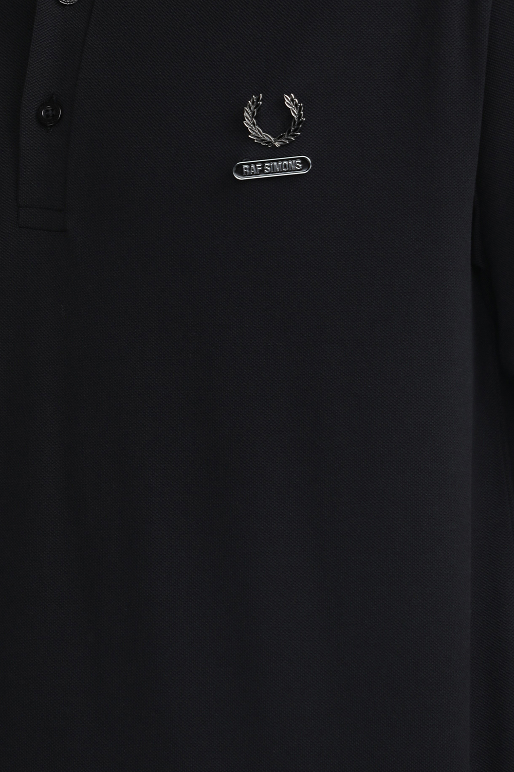 תמונת תקריב דוגמן של חולצת פולו קצרה