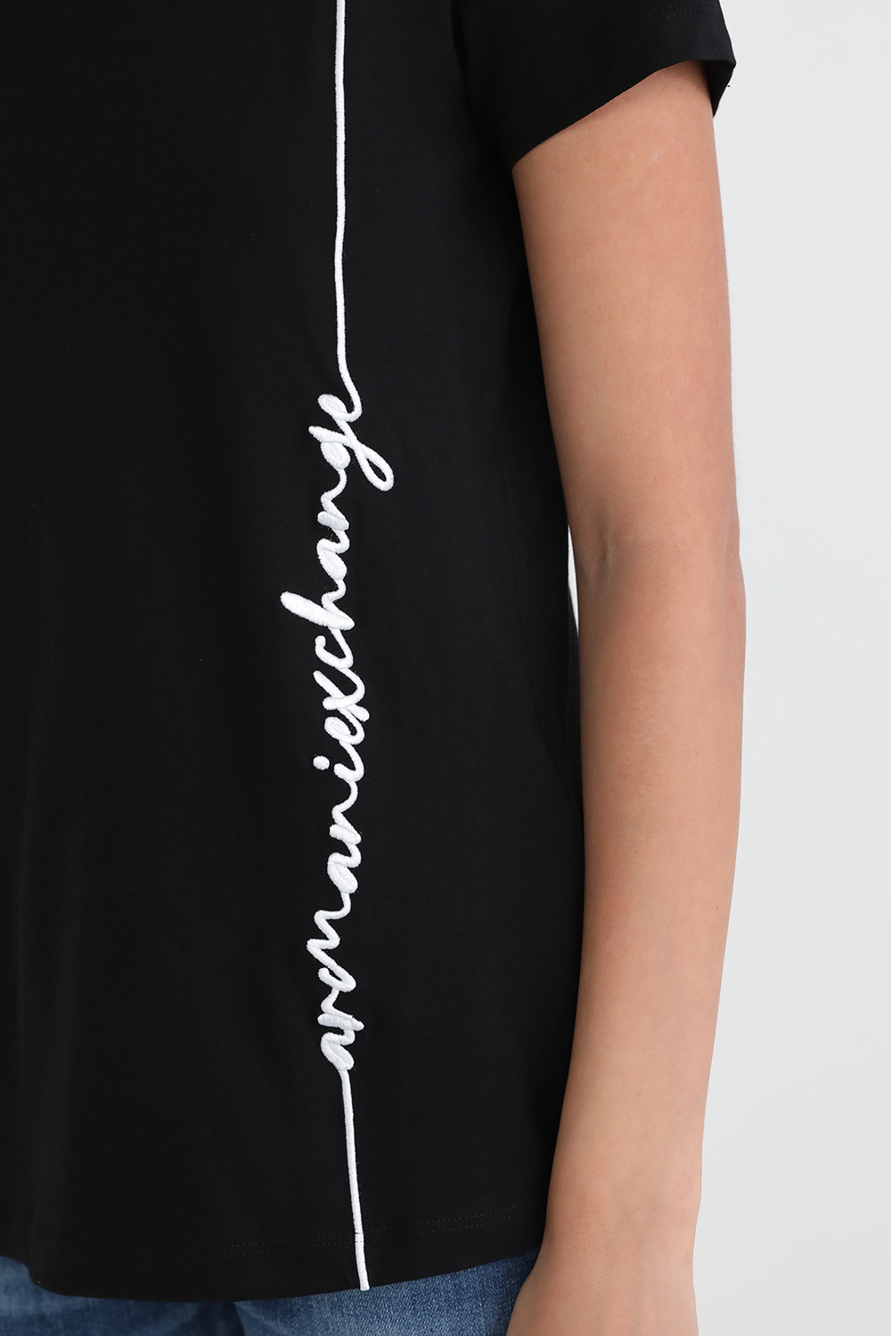 תמונת תקריב דוגמן של חולצת טי עם צווארון עגול