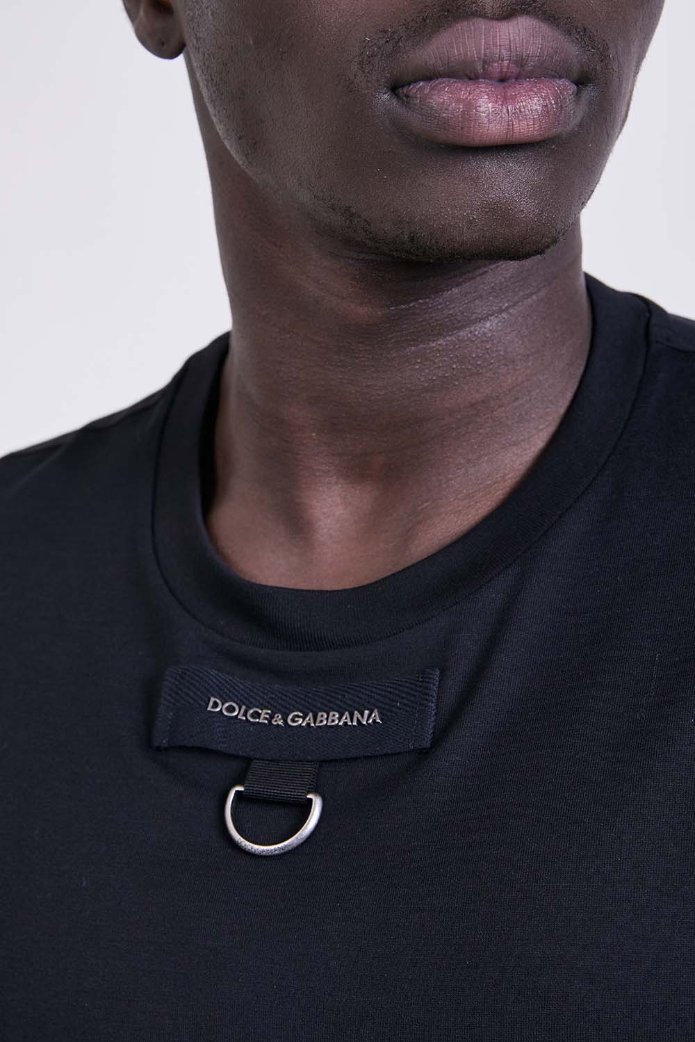 תמונת תקריב דוגמן של חולצת טי