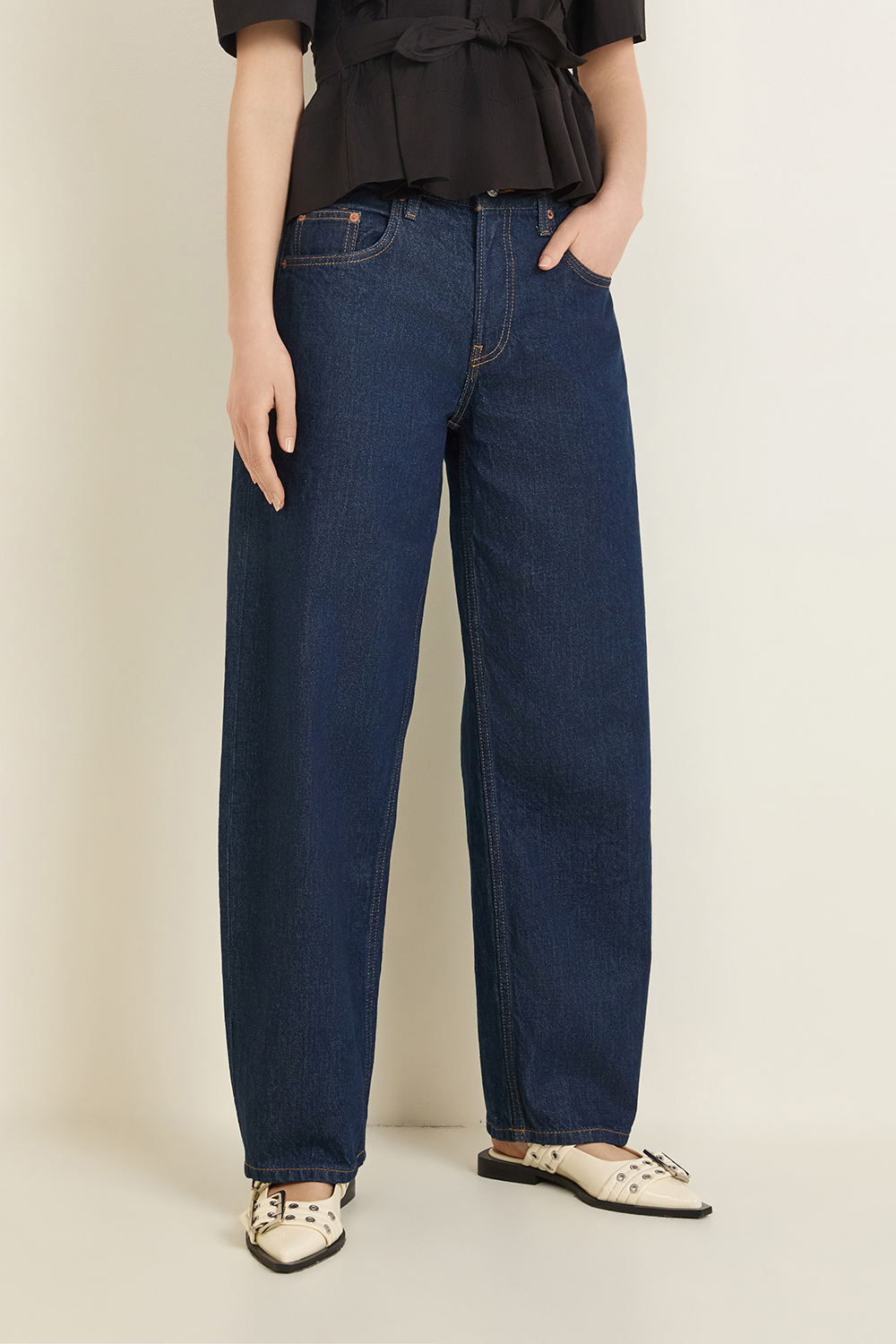 תמונת דוגמן קידמית של מכנסי ג'ינס בגזרה רחבה