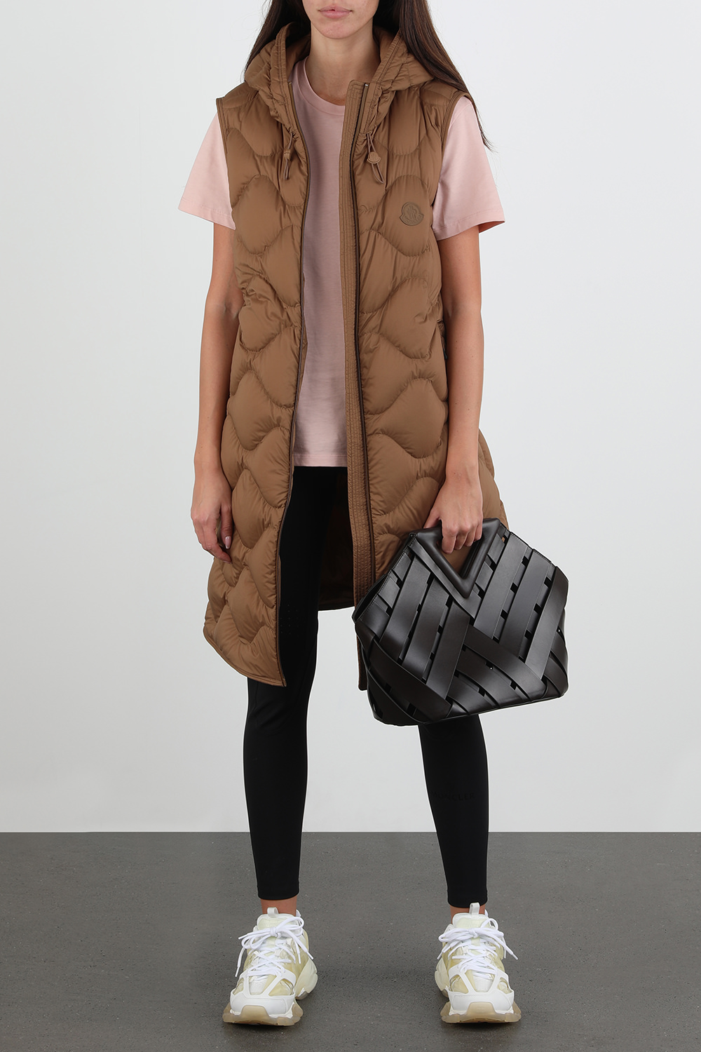 תמונת דוגמן קידמית של תיק משלוש מעור בצבע שחור