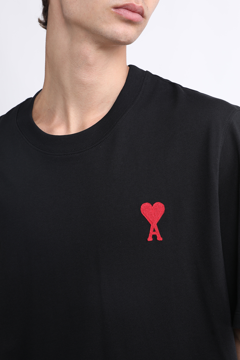 תמונת תקריב דוגמן של חולצת טי עם צווארון מעוגל