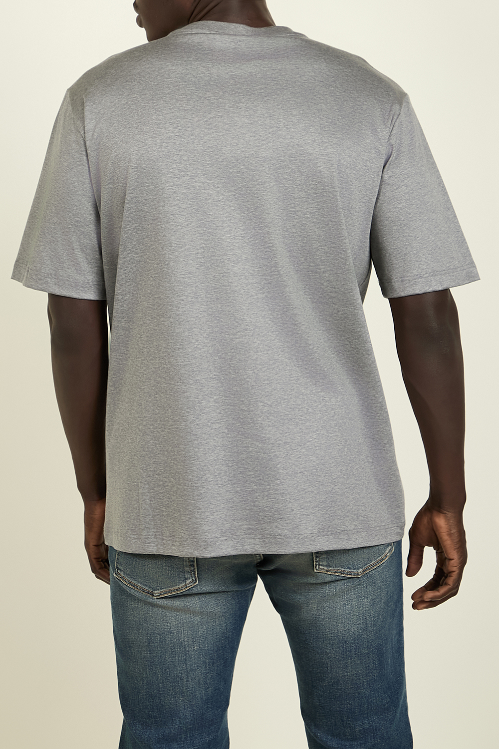 תמונת דוגמן אחורית של חולצת טי