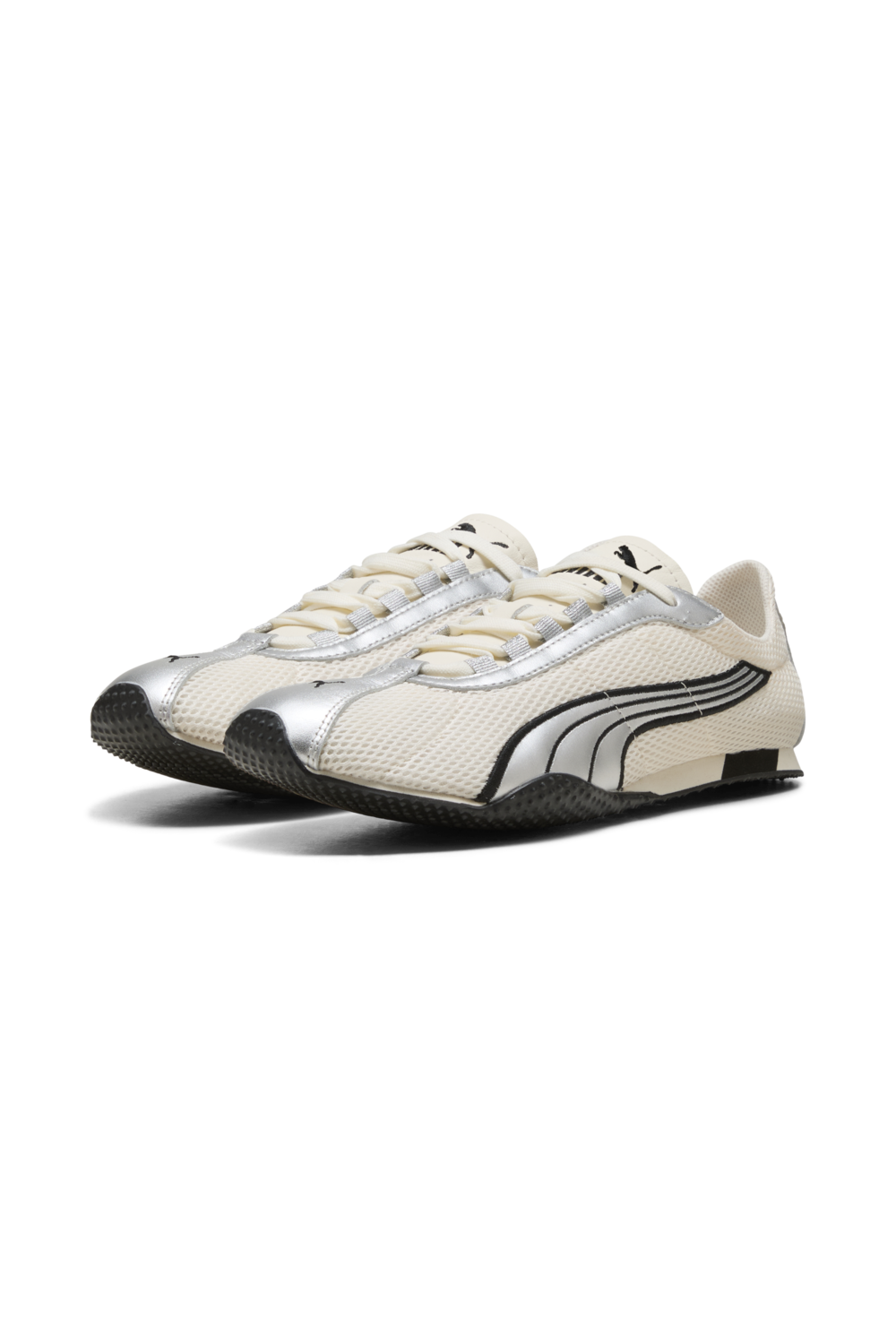 תמונת תקריב של נעלי סניקרס