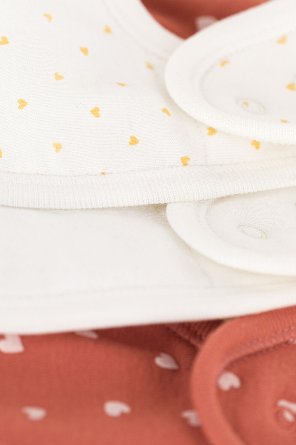 תמונת תקריב של מארז שלושה סינרי כותנה