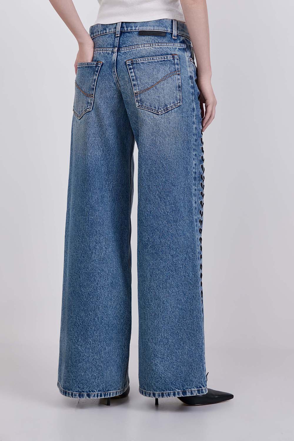 תמונת דוגמן אחורית של ג'ינס בגזרה רחבה