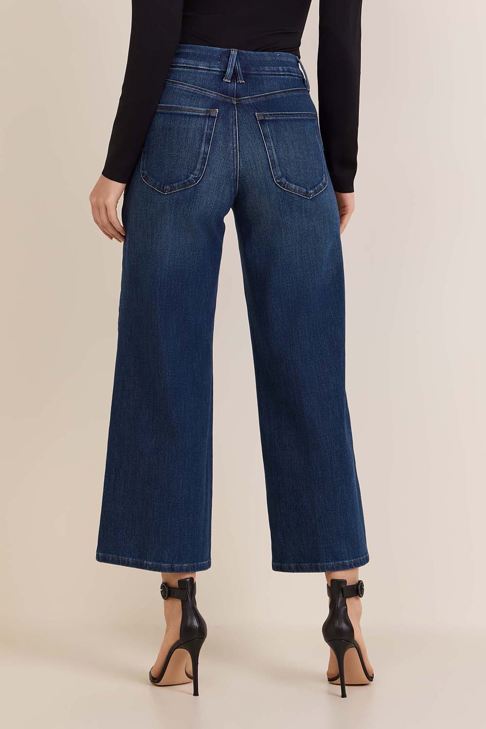 תמונת דוגמן אחורית של מכנסי ג'ינס בגזרה רחבה