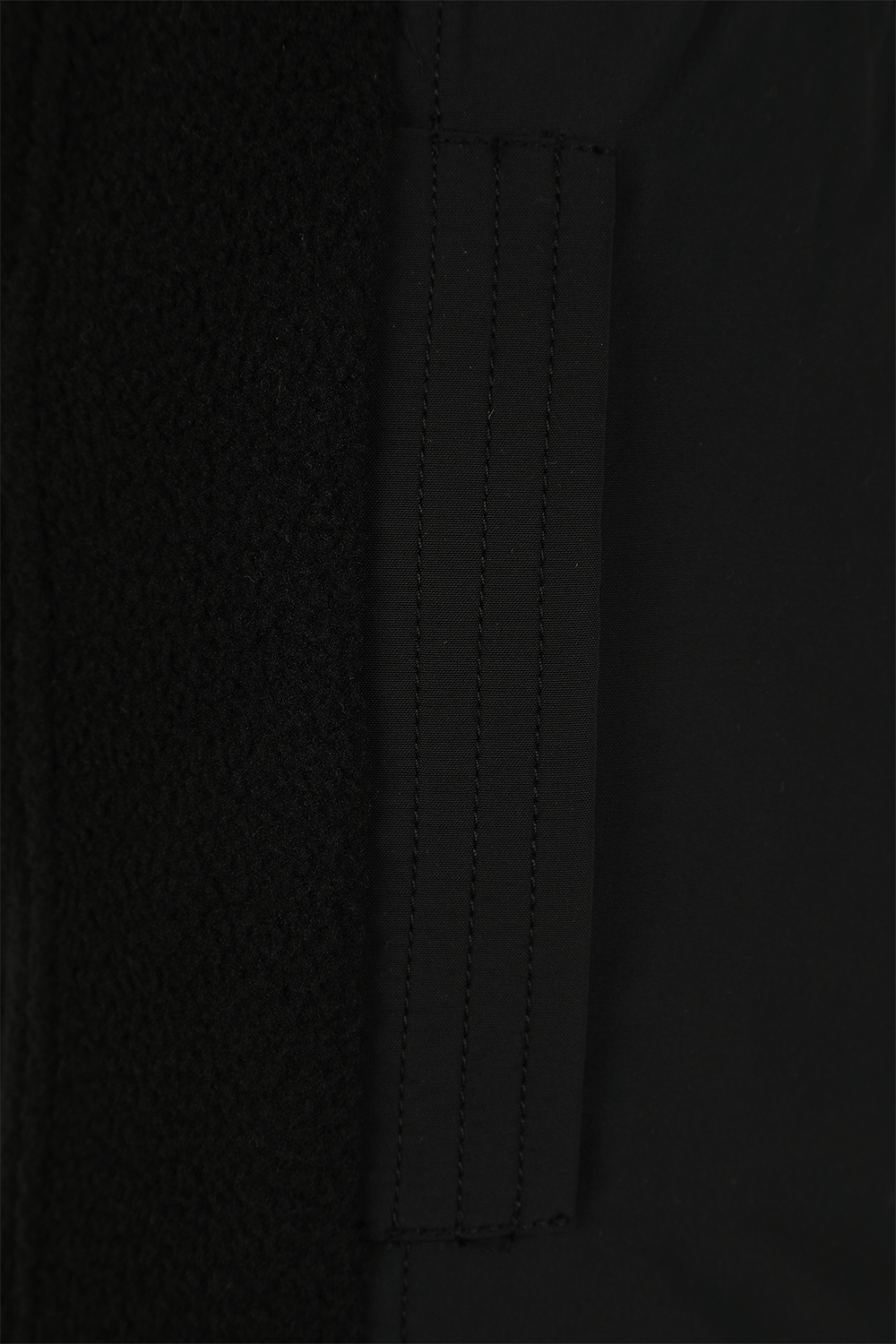 תמונת פנים של מכנסיים גבוהים ומתרחבים עם חגורת אבזם בגוון שחור