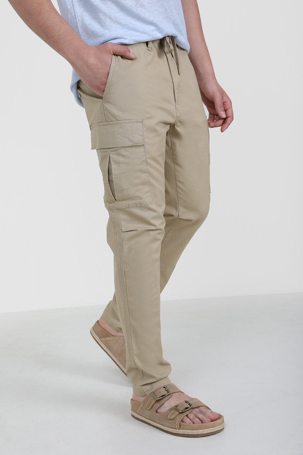 תמונת דוגמן קידמית של מכנסי קרגו