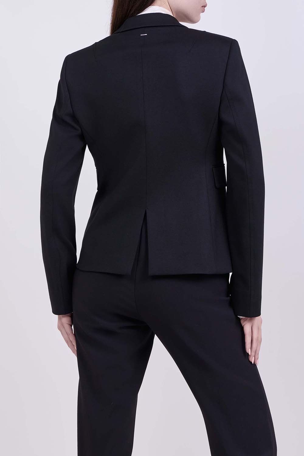 תמונת דוגמן אחורית של בלייזר בגזרת סלים