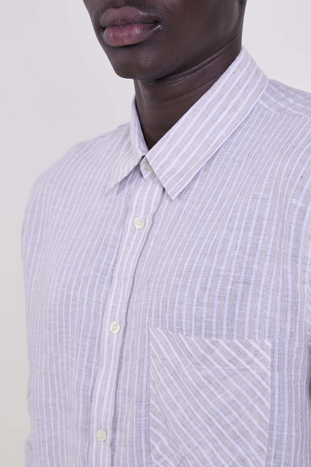 תמונת תקריב דוגמן של חולצה מכופתרת בגזרה משוחררת