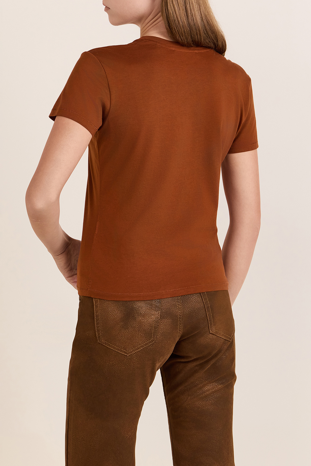 תמונת דוגמן אחורית של חולצת טי