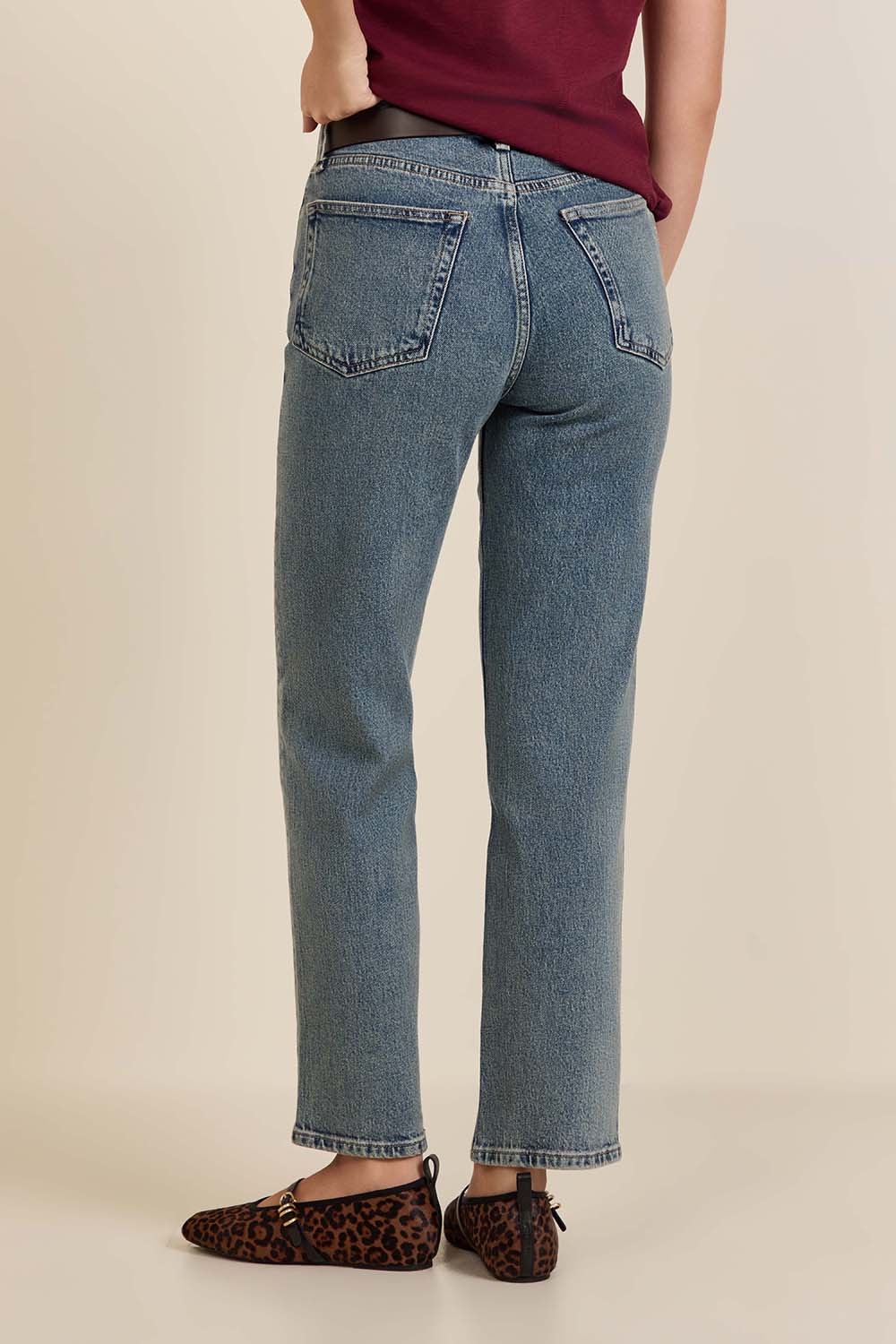 תמונת דוגמן אחורית של מכנסי ג'ינס בגזרה ישרה