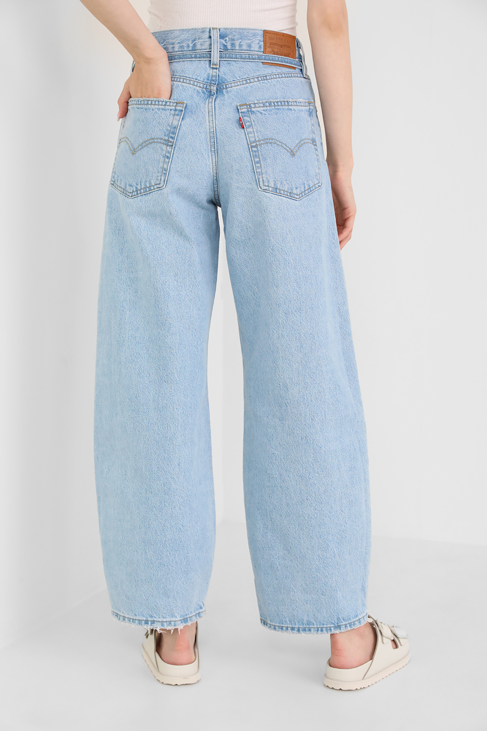 תמונת דוגמן אחורית של מכנסי ג'ינס בלון עם שרוכים