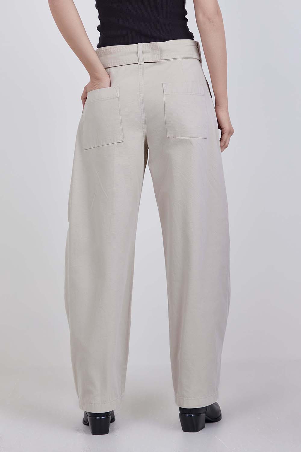 תמונת דוגמן אחורית של מכנסיים ארוכים בגזרה משוחררת