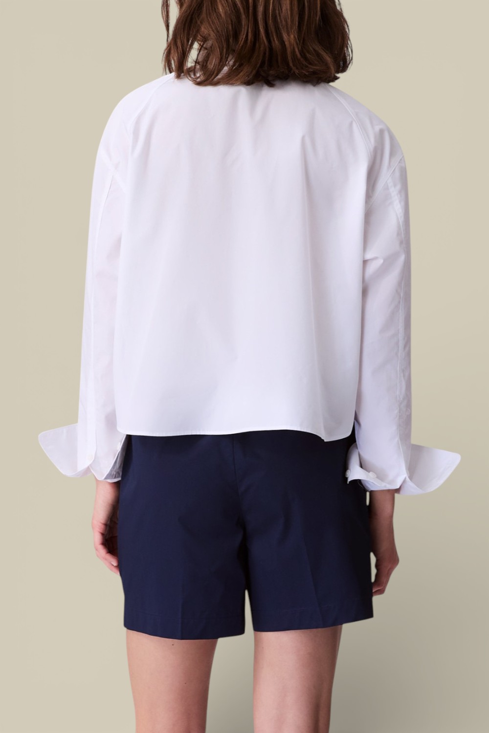 תמונת דוגמן אחורית של חולצת כפתורים קרופ