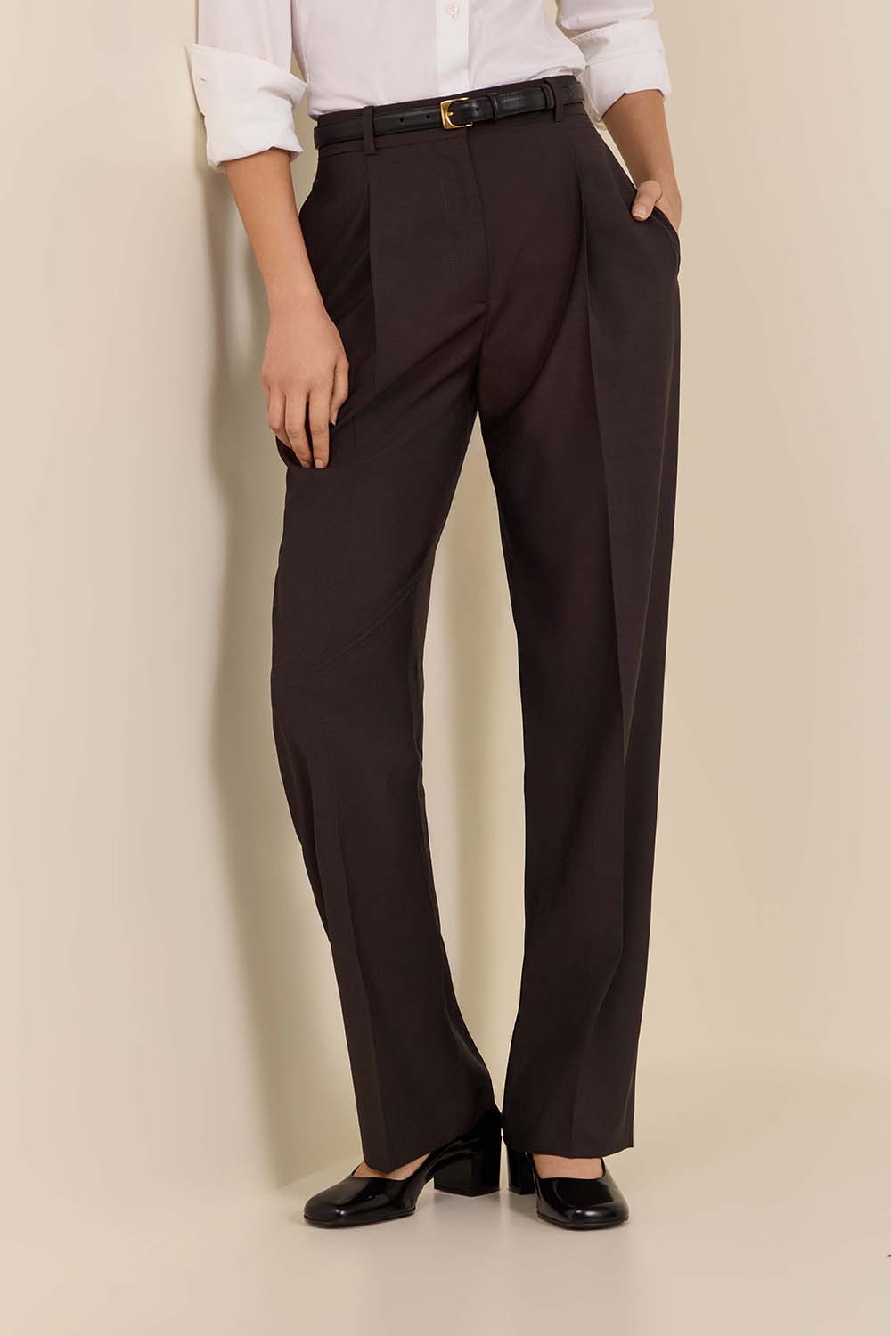 תמונת דוגמן קידמית של מכנסיים מחוייטים