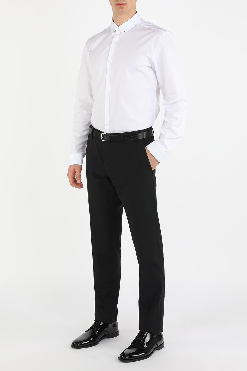 תמונת דוגמן קידמית של חגורת עור עם אבזם מטאלי כסוף