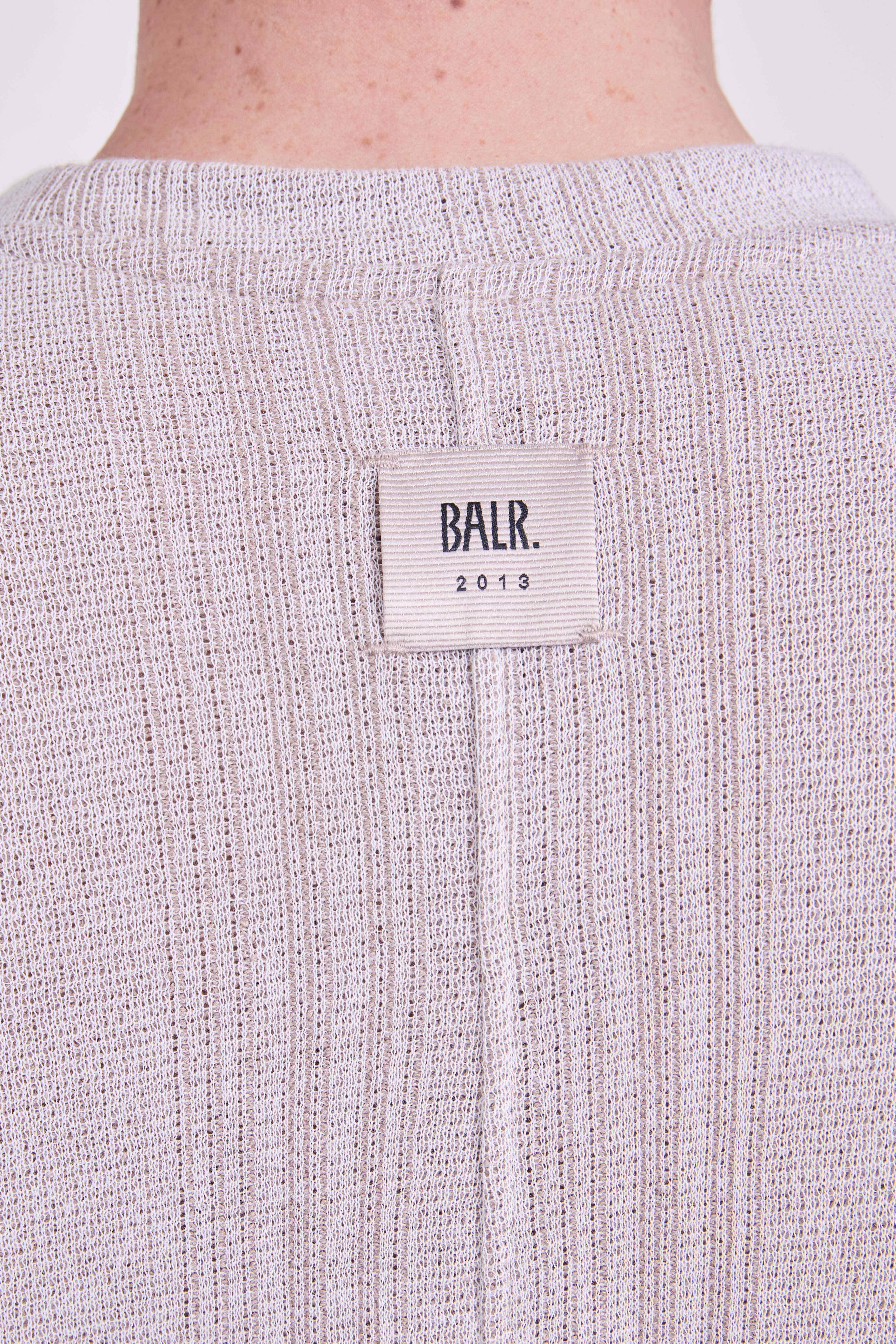 תמונת תקריב דוגמן של חולצת טי אוברסייז