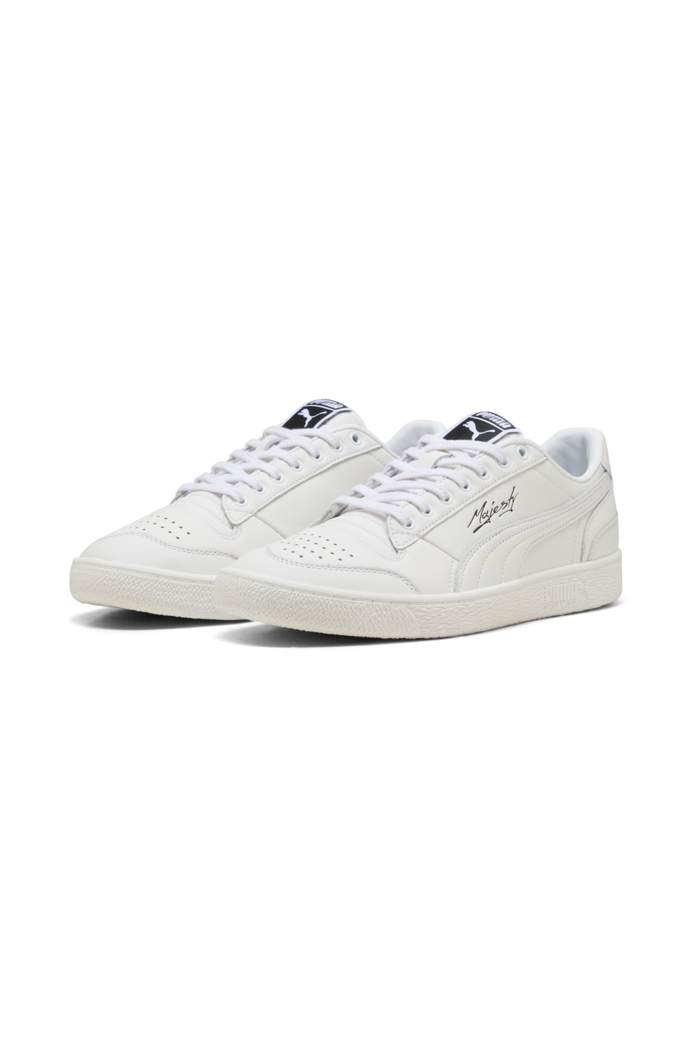 תמונת תקריב של נעלי סניקרס