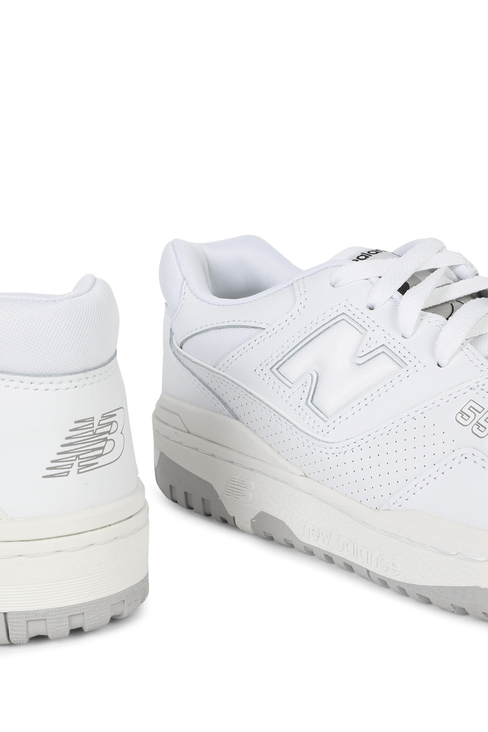 תמונת תקריב של נעלי סניקרס BB550 לבנות