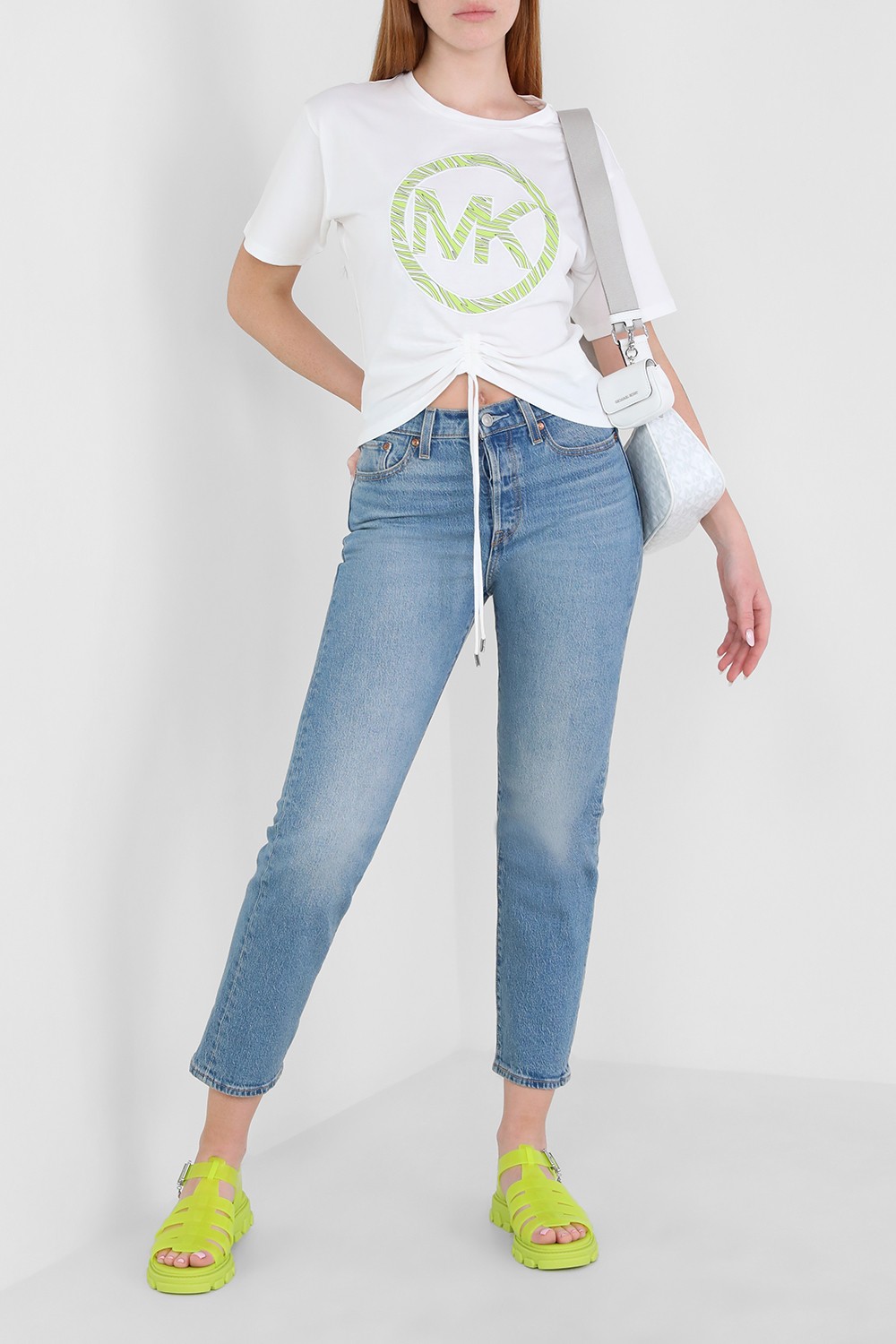 תמונת דוגמן קידמית של סנדלי פי וי סי שטוחים 