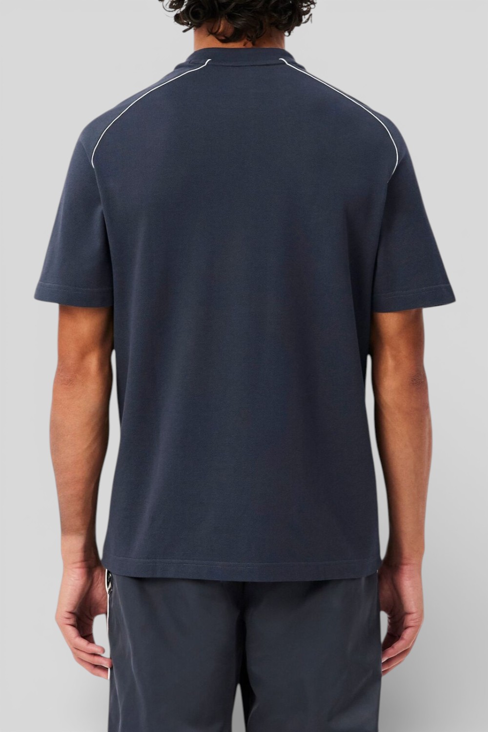 תמונת דוגמן אחורית של חולצת טי