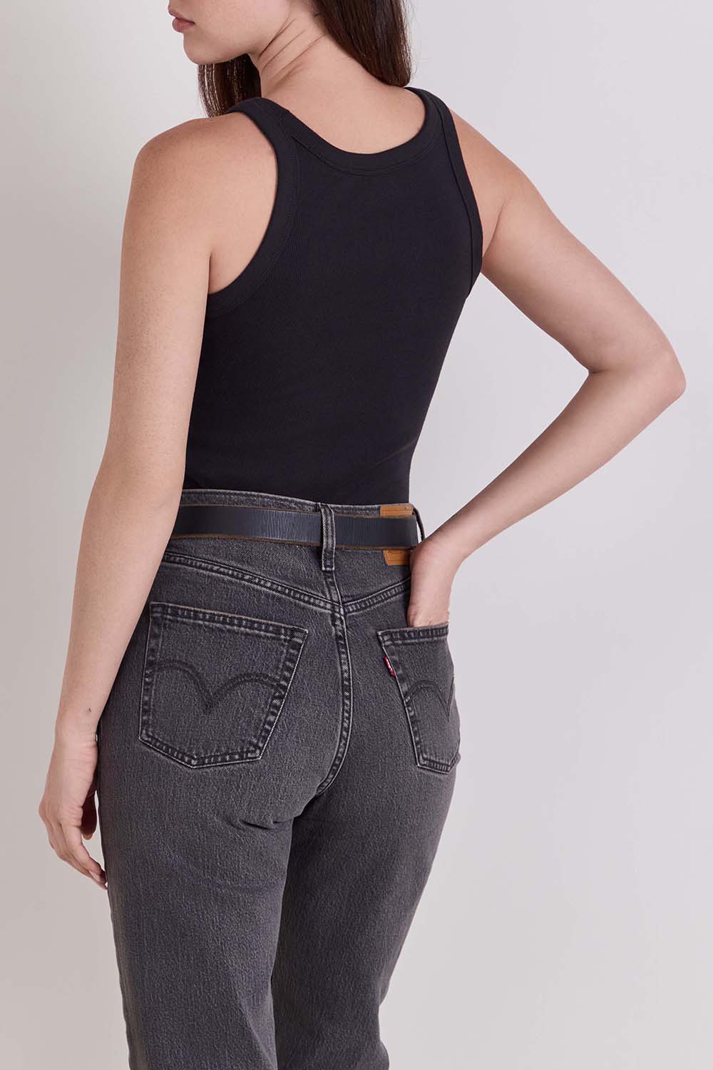 תמונת דוגמן אחורית של גופיה