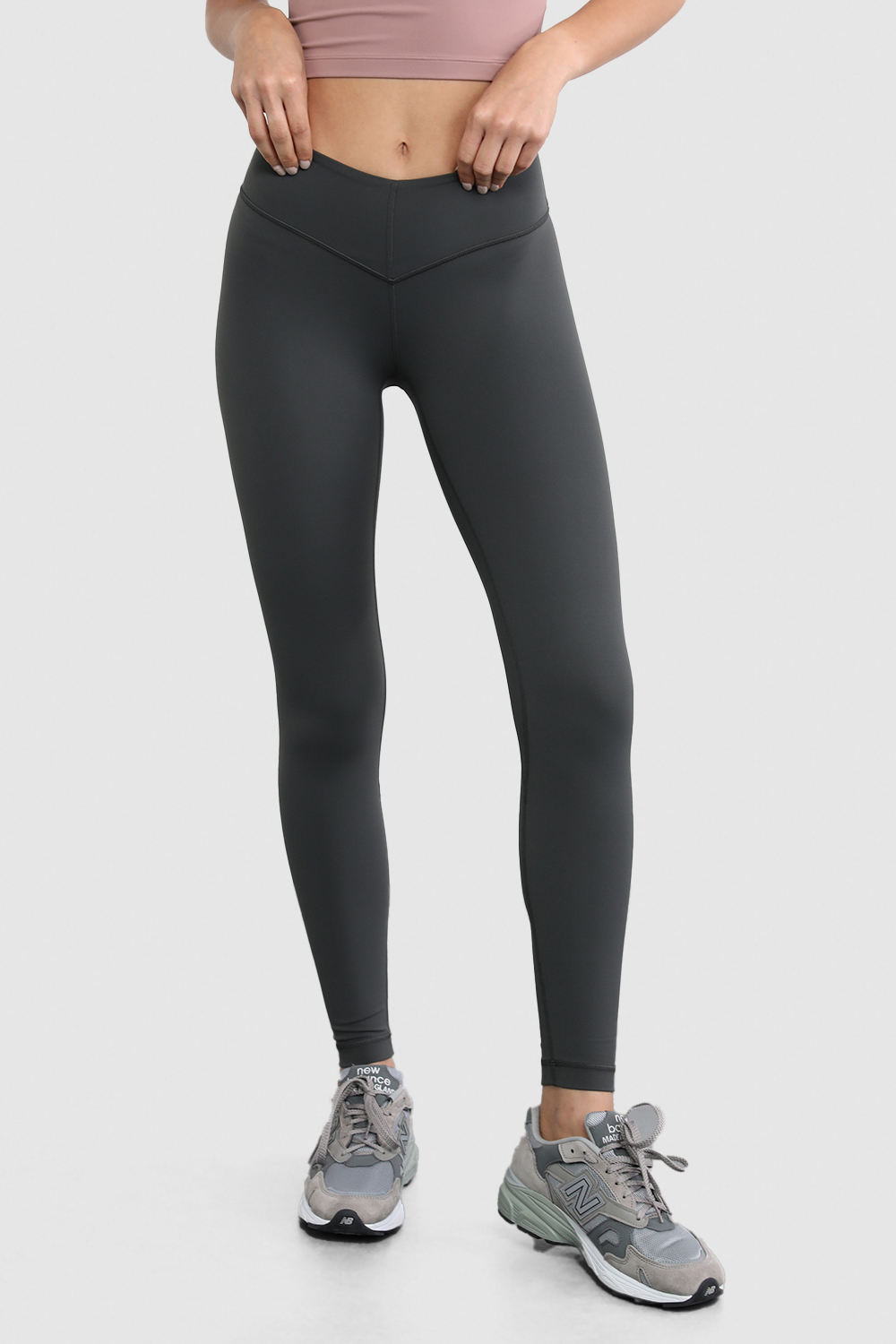 תמונת דוגמן קידמית של Align&trade; V-Waist Pant 25