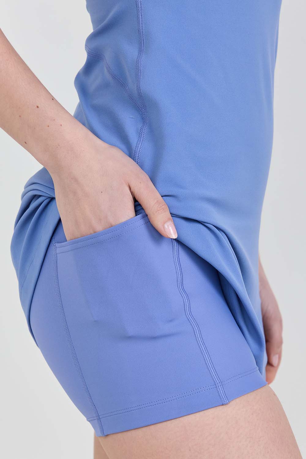 תמונת תקריב דוגמן של Align&trade; Dress Updated Sleek Liner