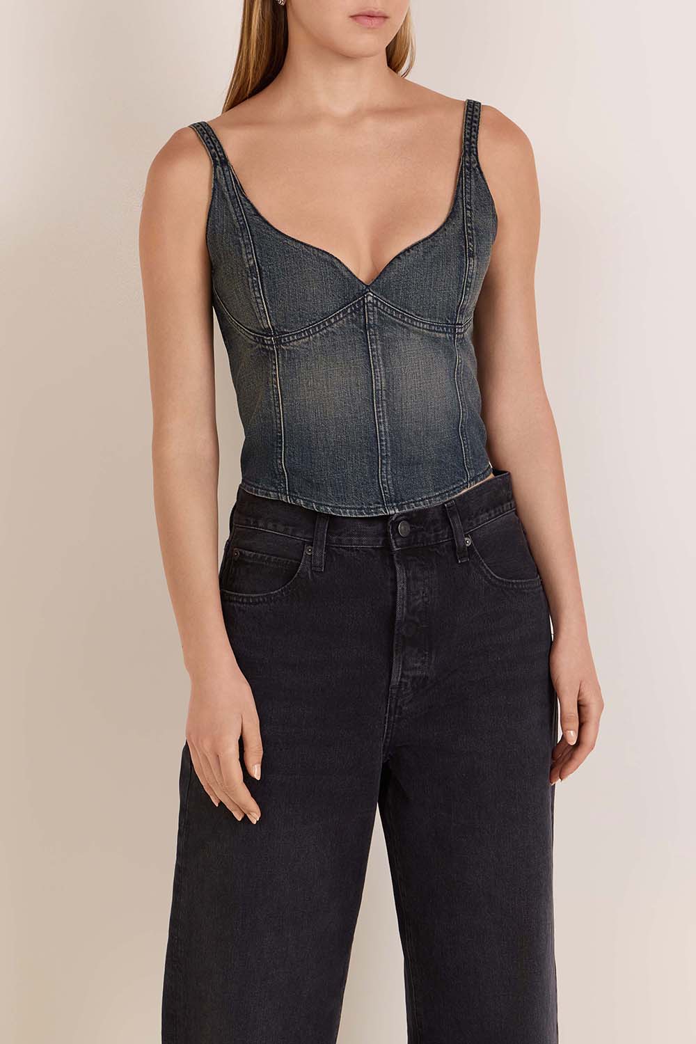 תמונת דוגמן קידמית של טופ מחוך ג'ינס