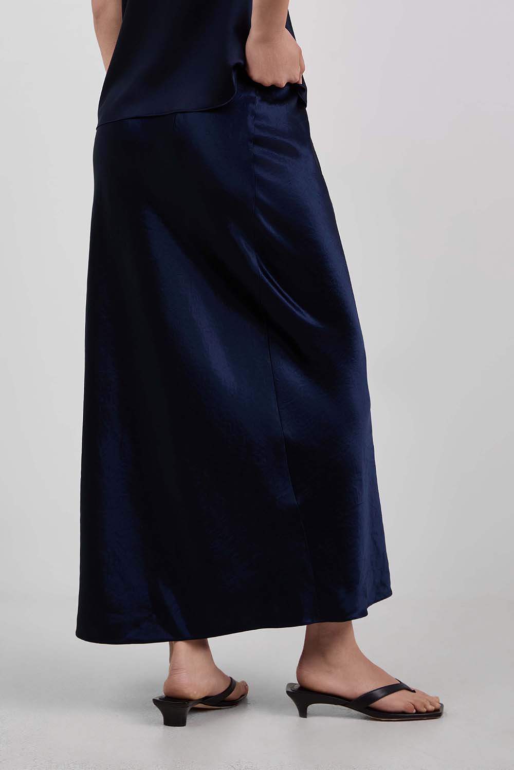 תמונת דוגמן אחורית של חצאית מקסי