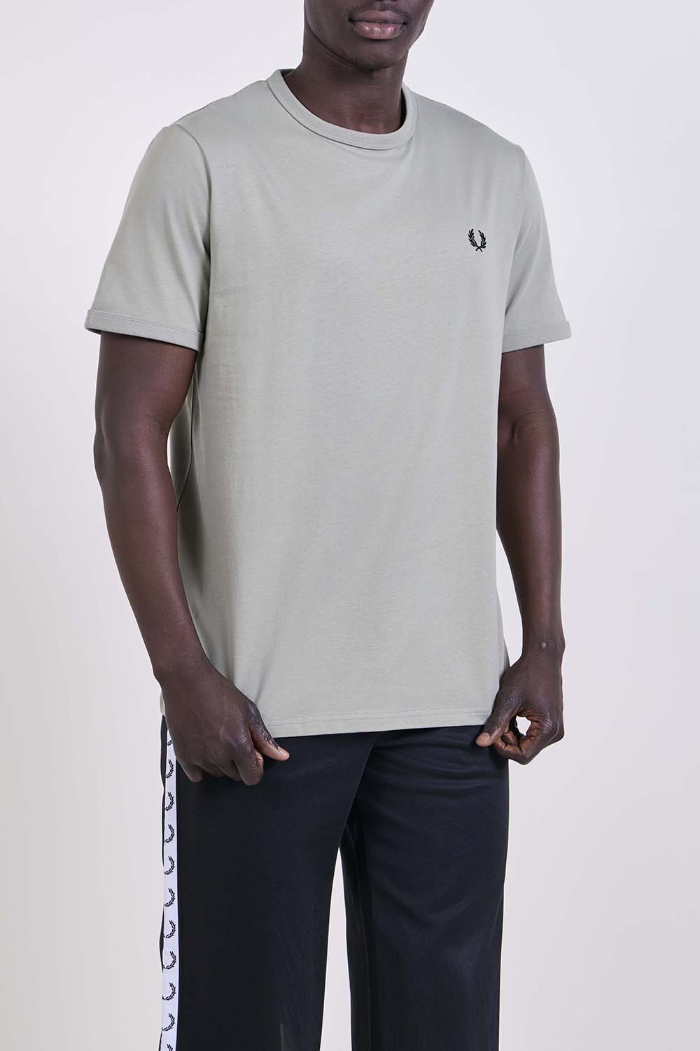 תמונת דוגמן קידמית של חולצת טי בגזרה ישרה