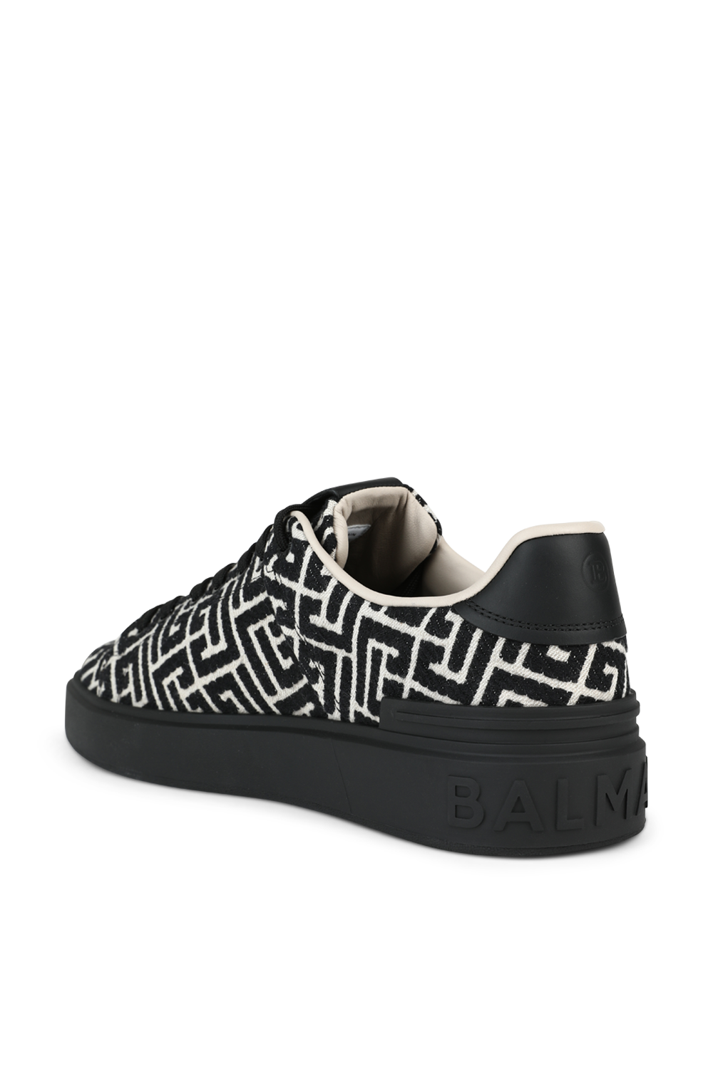 תמונה אחורית של נעלי סניקרס עם הדפס לוגו