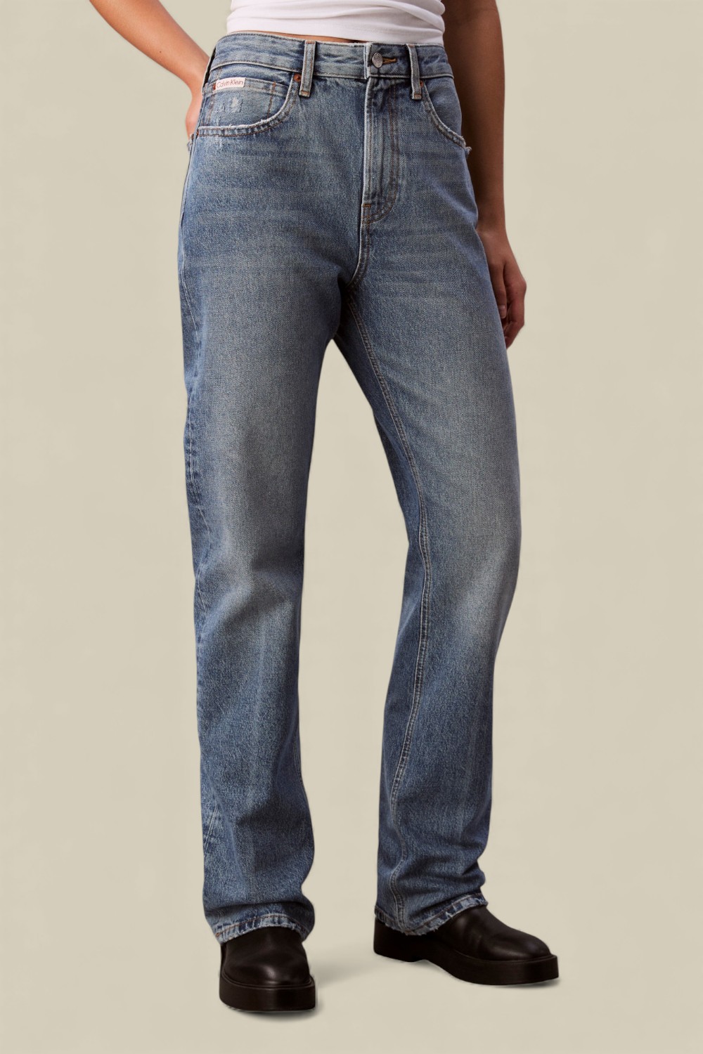 תמונת דוגמן קידמית של מכנסי ג'ינס בגזרה ישרה