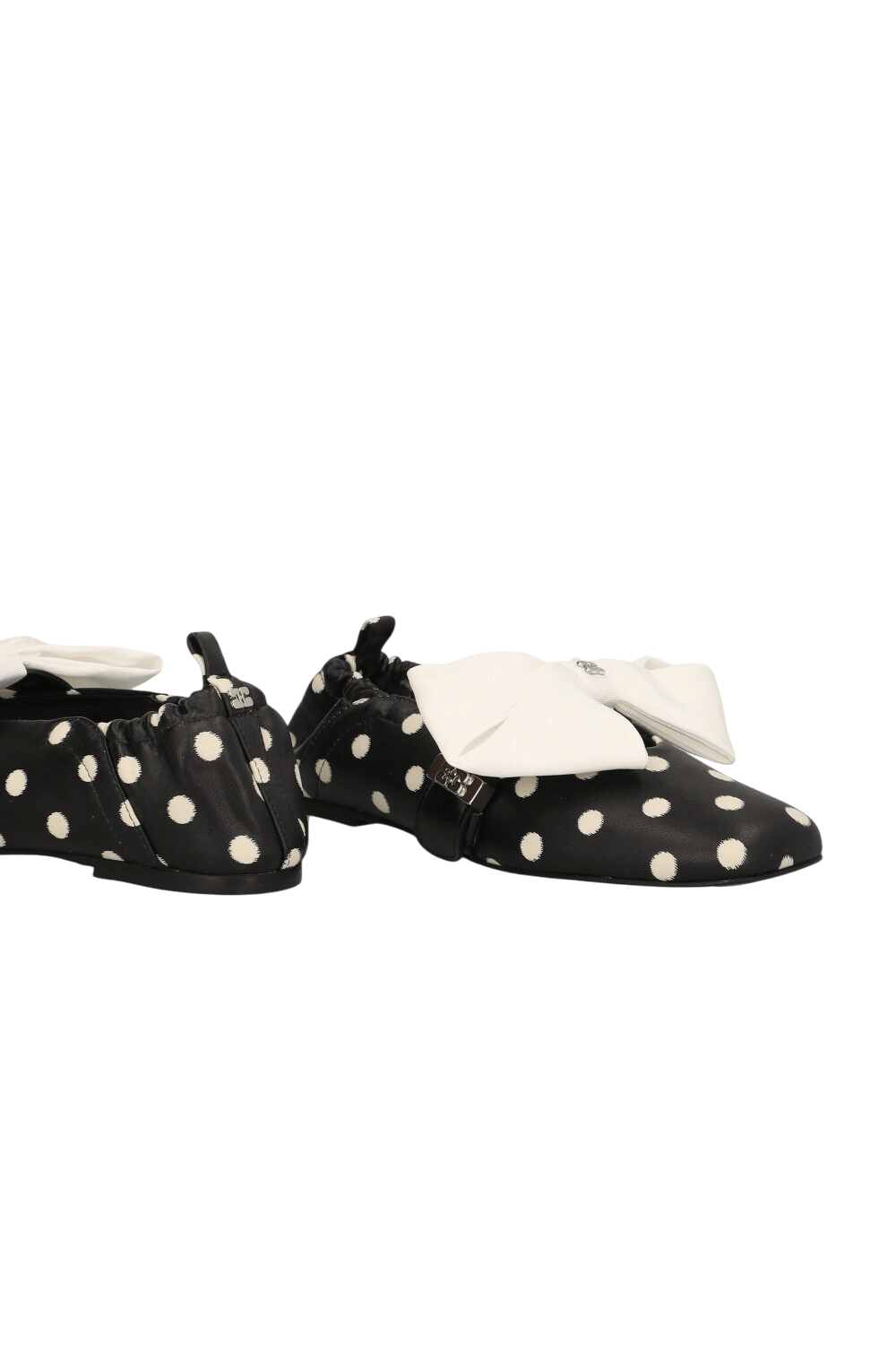 תמונת תקריב של נעלי בובה