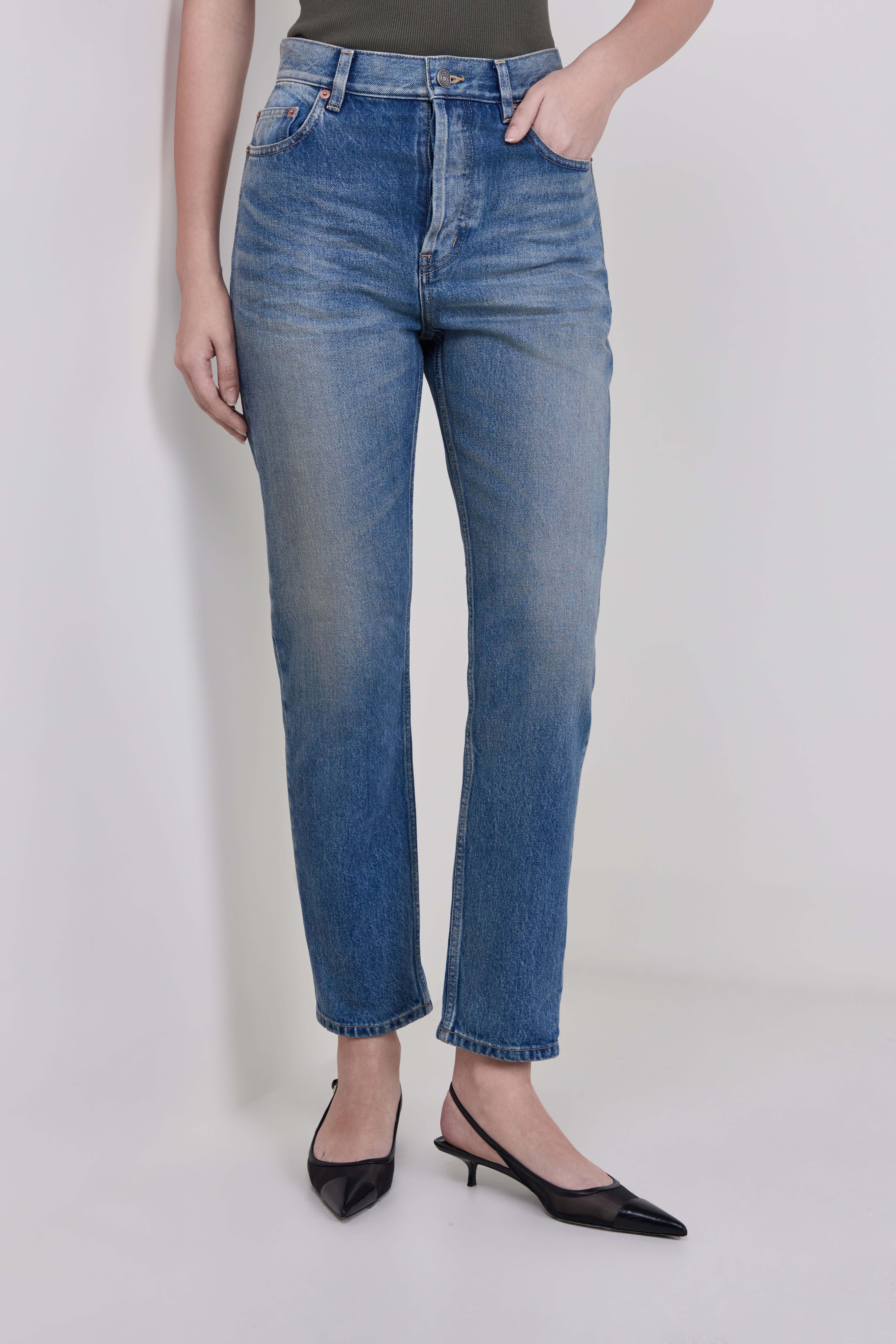 תמונת דוגמן קידמית של מכנסי ג'ינס שנות ה90