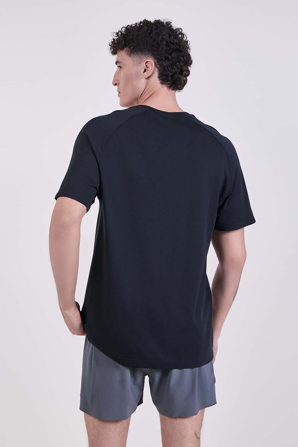 תמונת דוגמן אחורית של Metal Vent Tech Short-Sleeve Shirt