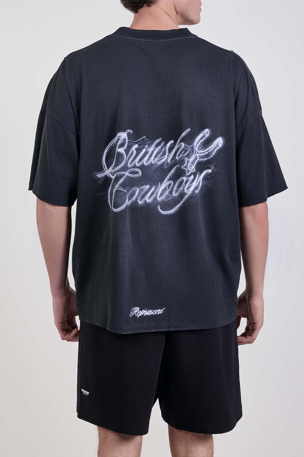 תמונת דוגמן אחורית של חולצת טי בגזרה משוחררת