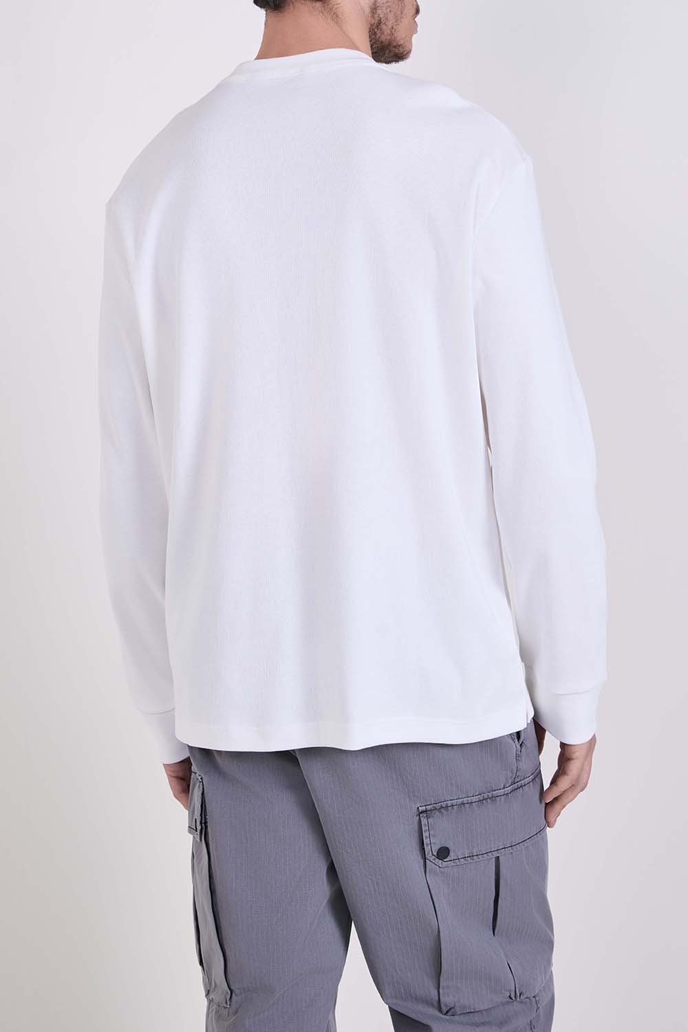 תמונת דוגמן אחורית של חולצת טי שרוול ארוך