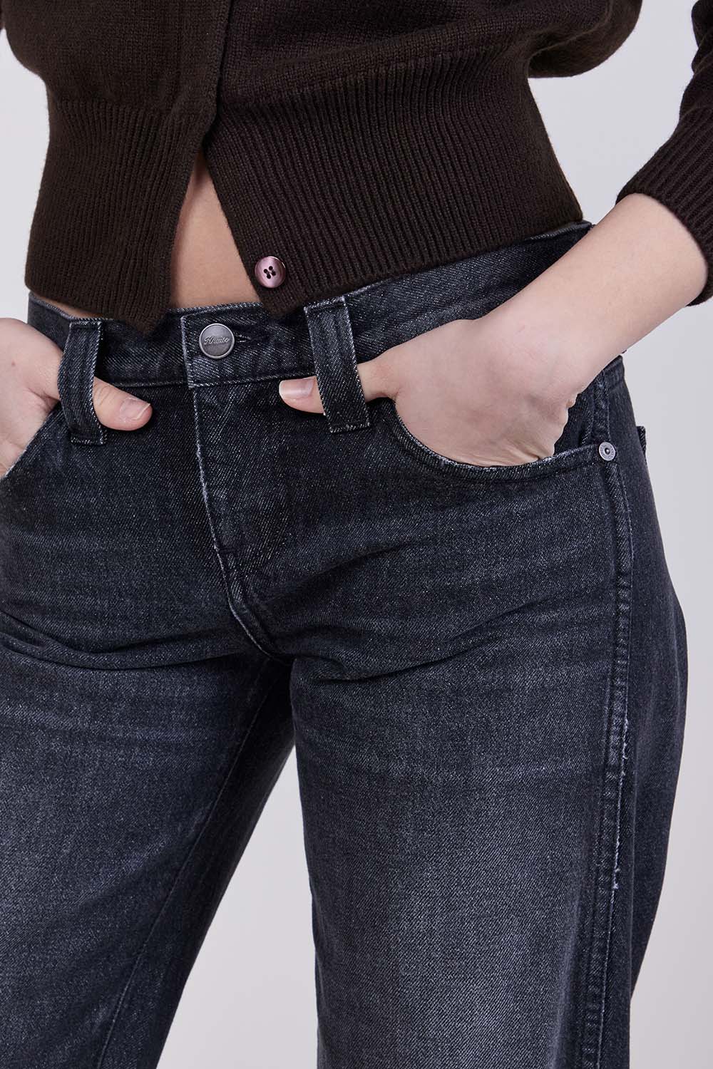 תמונת תקריב דוגמן של מכנסי ג'ינס בגזרה נמוכה