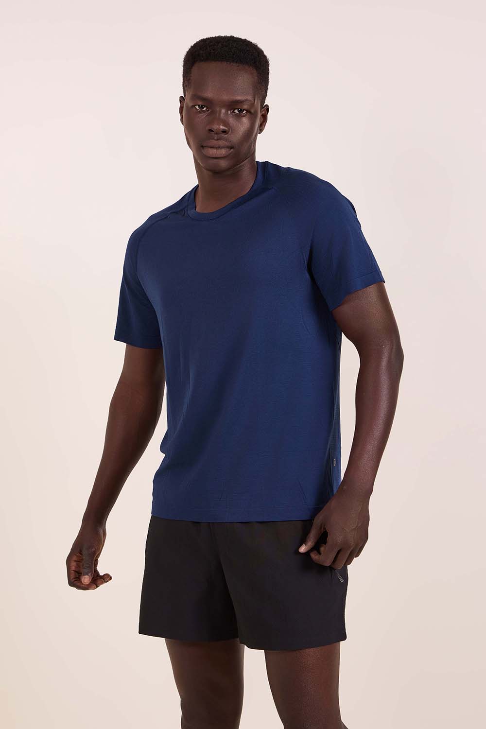 תמונת דוגמן קידמית של Metal Vent Tech Short-Sleeve Shirt