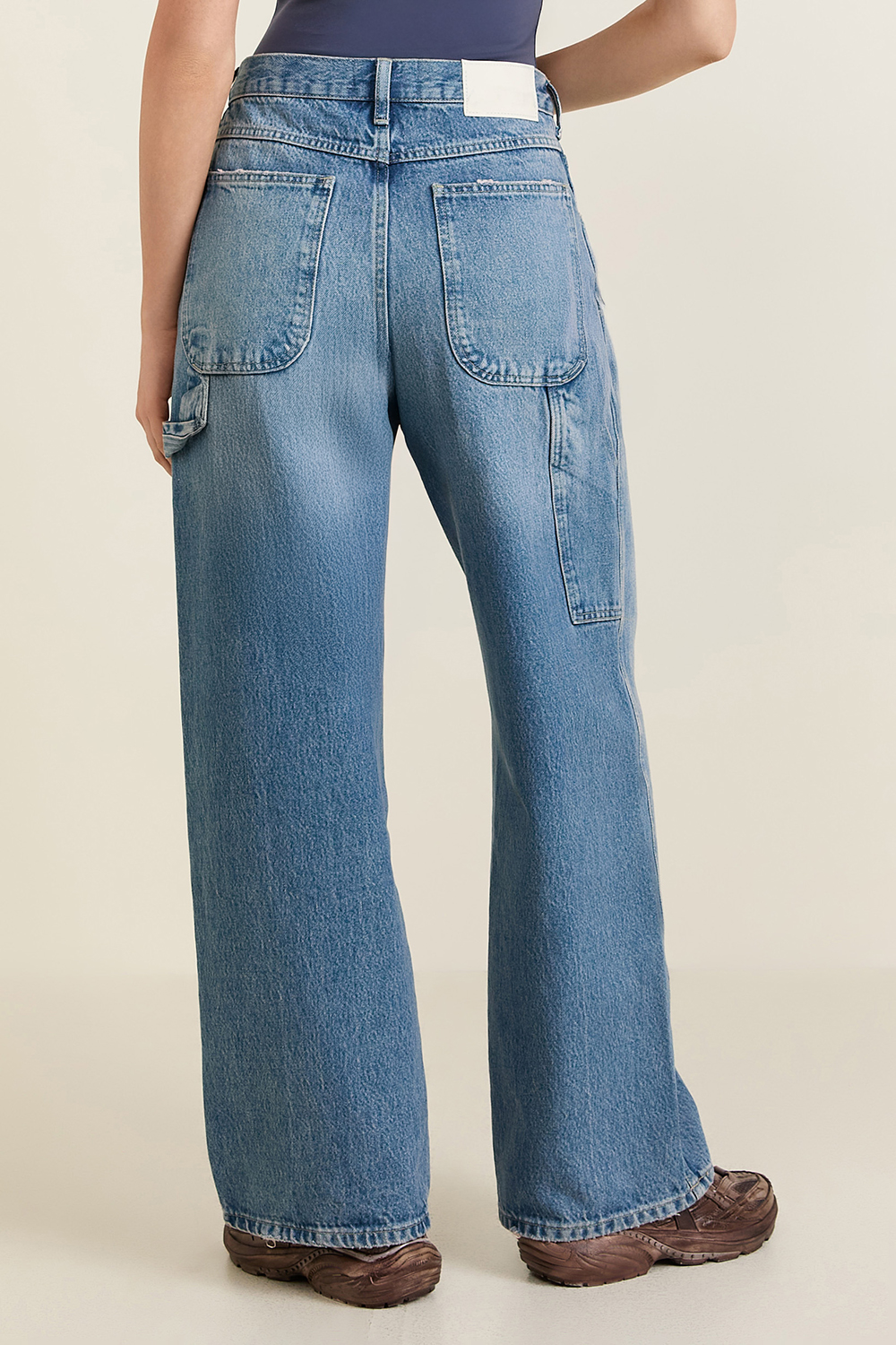 תמונת דוגמן אחורית של מכנסי ג'ינס רחבים