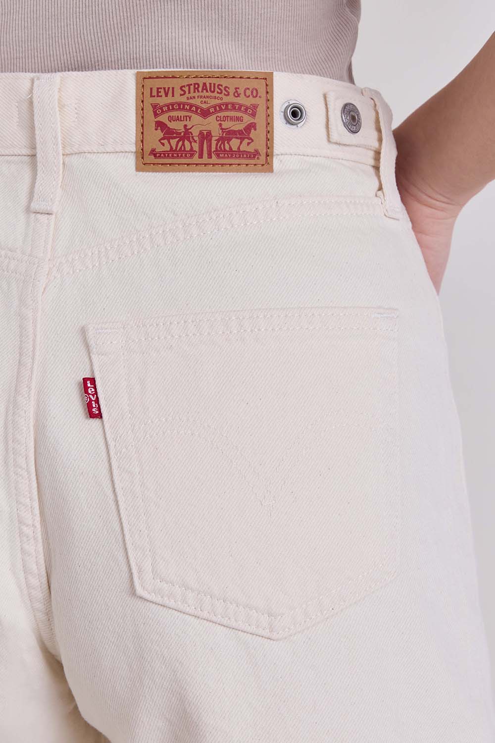 תמונת תקריב דוגמן של מכנסי ג'ינס קצרים