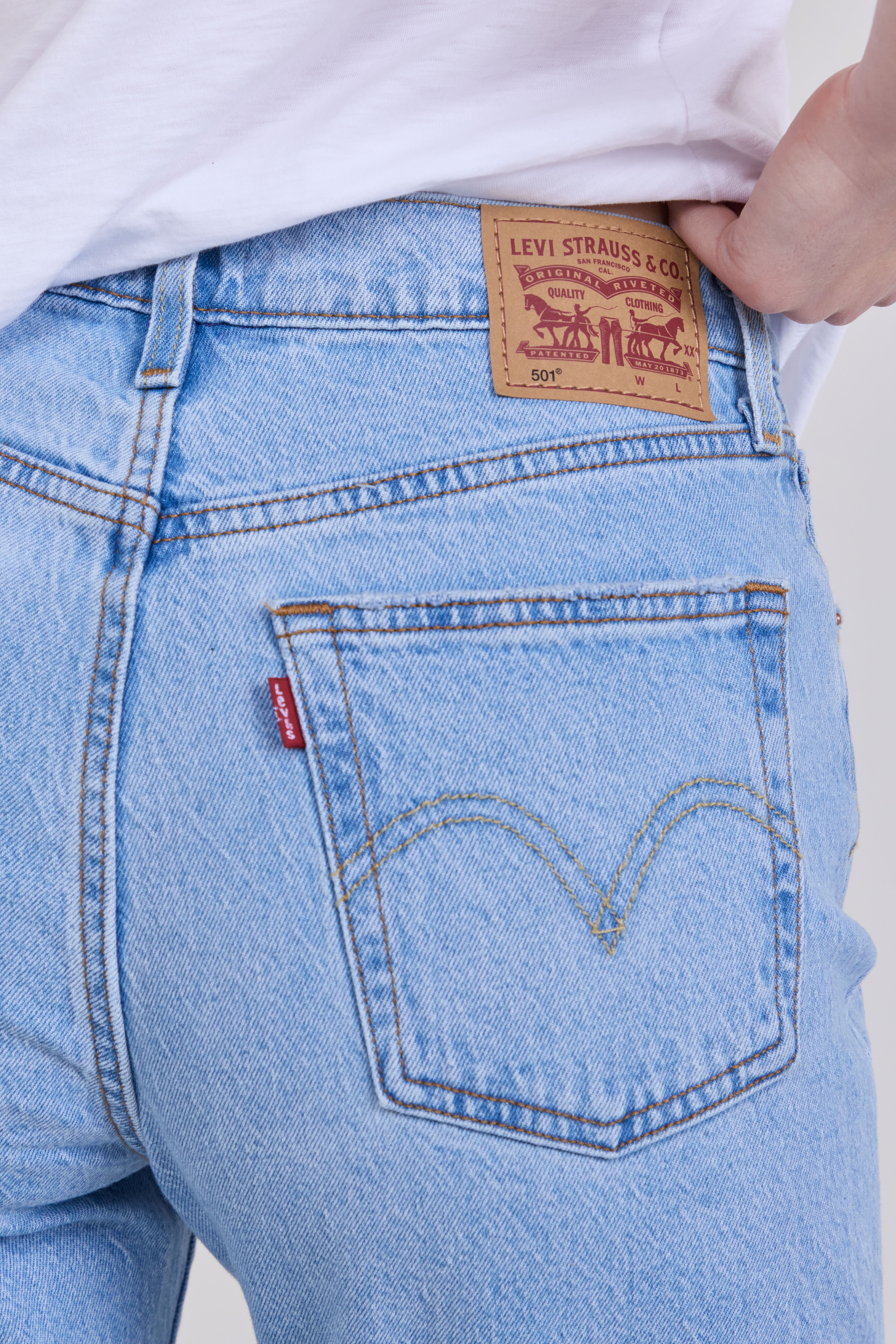 תמונת תקריב דוגמן של מכנסי ג'ינס קרופ 501