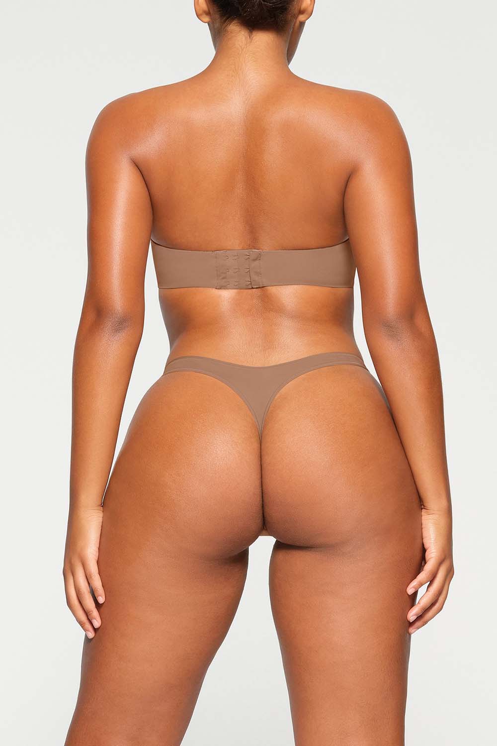 תמונת דוגמן אחורית של STRAPLESS BRA