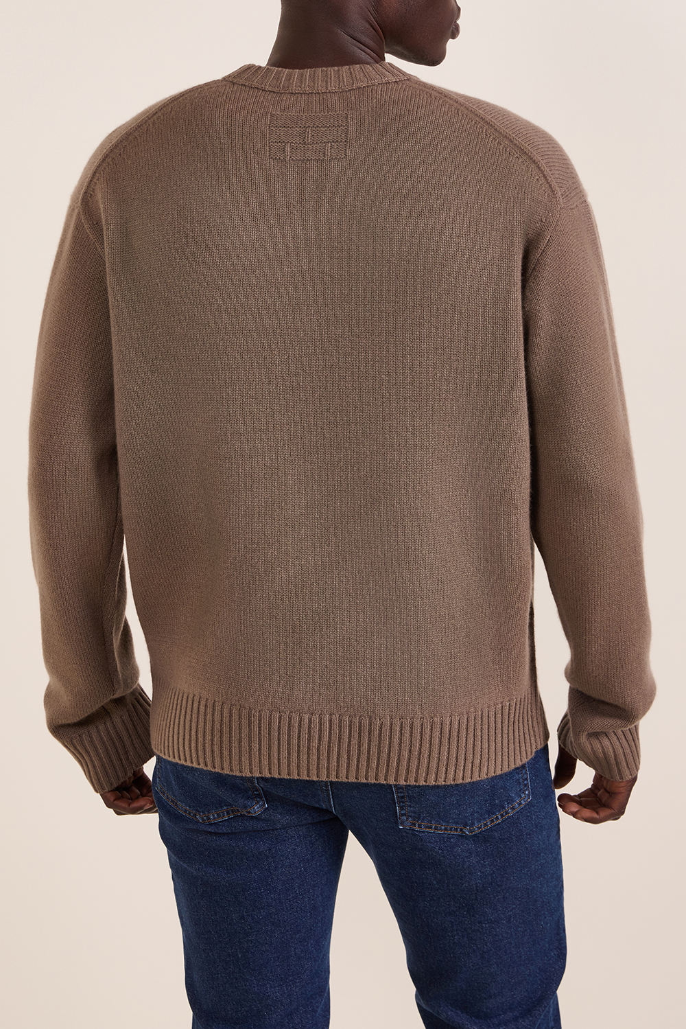 תמונת דוגמן אחורית של סוודר קשמיר