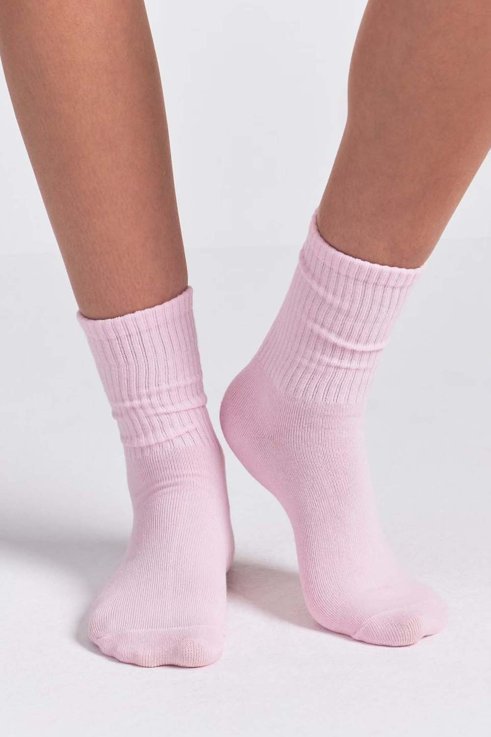 תמונת דוגמן קידמית של RIBBED CREW SOCK 3-PACK