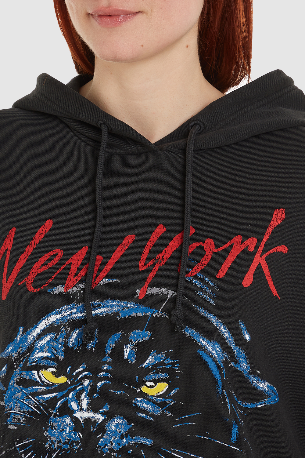 תמונת תקריב דוגמן של סווטשירט קפוצ'ון